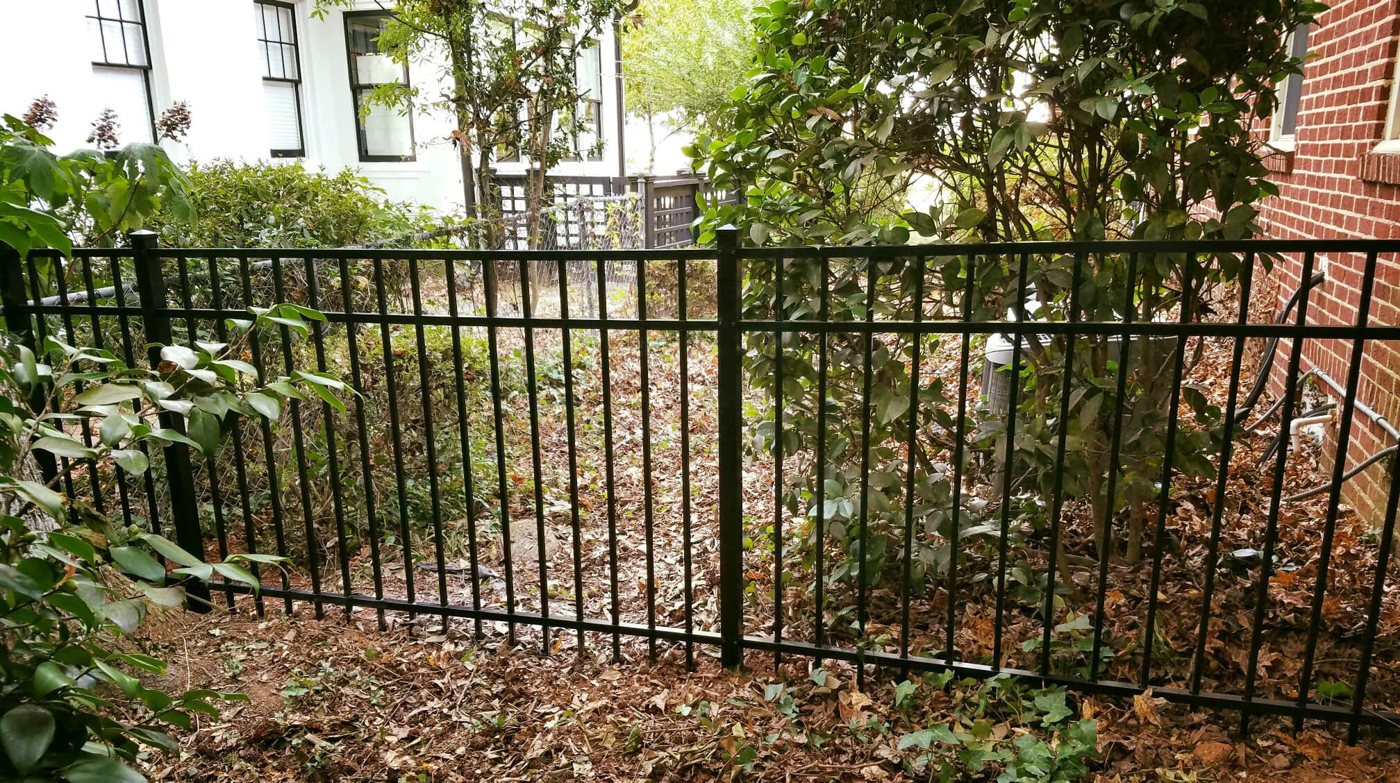 Flat Top Aluminum Fence with 3 rails.jpg